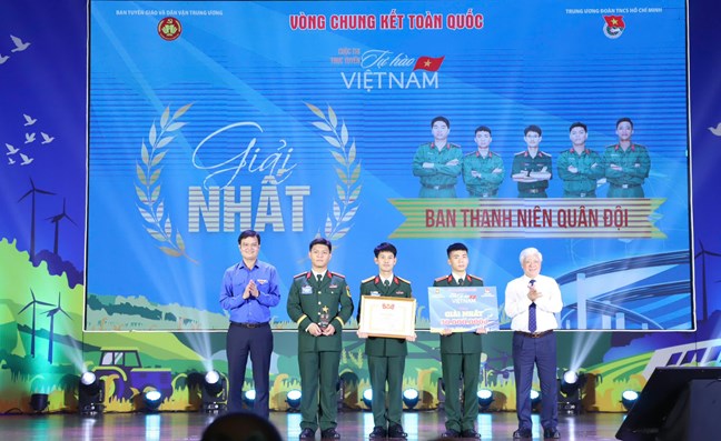 El Presidente del Comite Central del Frente de la Patria de Vietnam Do Van Chien (extremo derecho) entrega el primer premio de la final nacional del concurso 'Orgullo de Vietnam' al Comite de Jovenes del Ejercito. Foto: Minh Hien