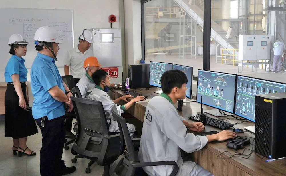 꽝찌 산업단지 노동조합은 기업의 노동 상황을 파악합니다. 사진: 꽝찌 노동조합