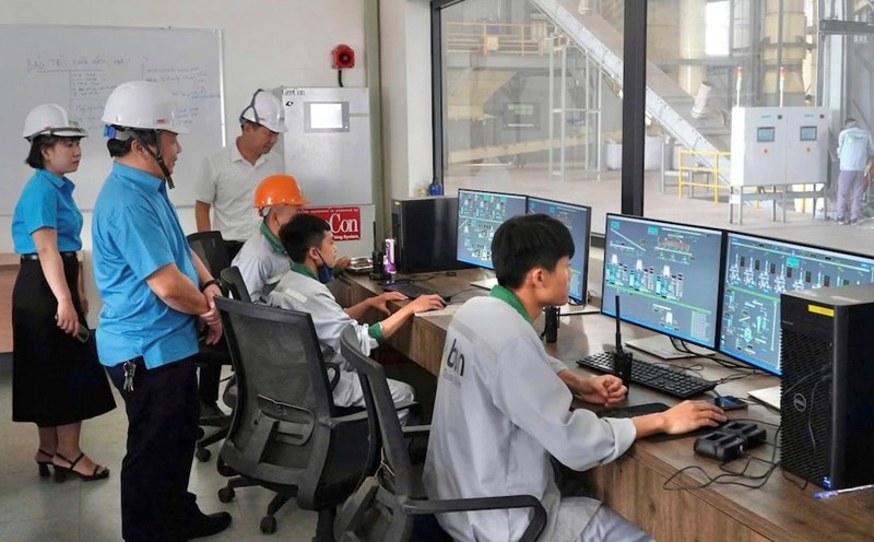 The Quang Tri Industrial Park Trade Union grasps the labor situation at enterprises. Photo: Quang Tri Trade Union