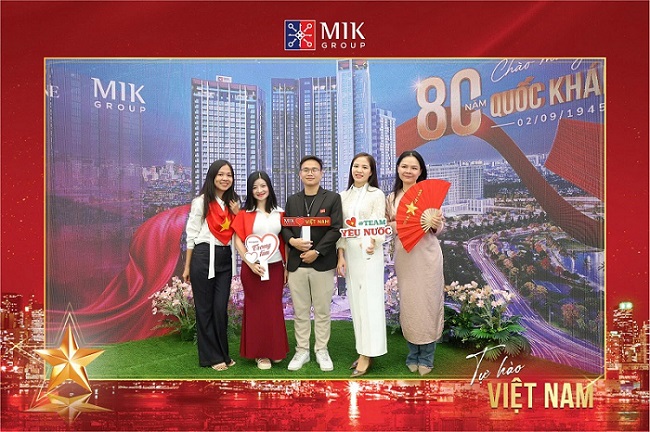 Khach tham quan luu giu khoanh khac check-in bang anh QR tai khong gian MIK Group.