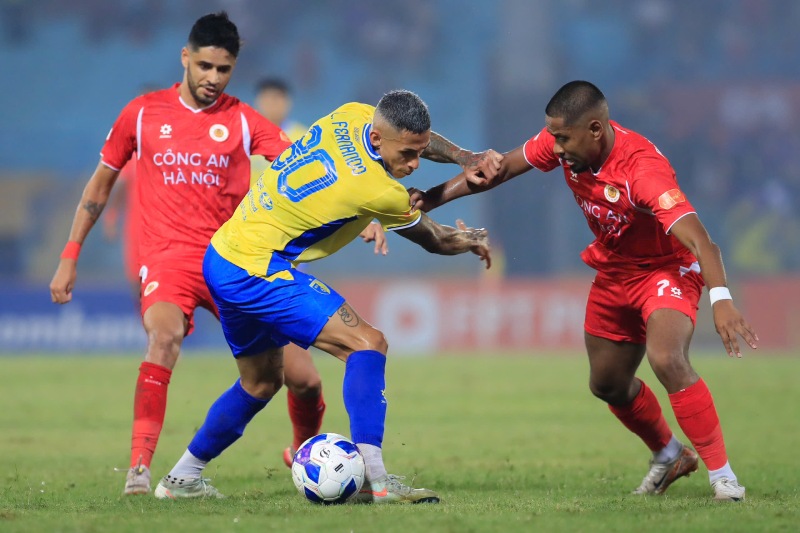 Fernando cua Ha Noi luon bi theo kem rat sat. Anh: Minh Dan