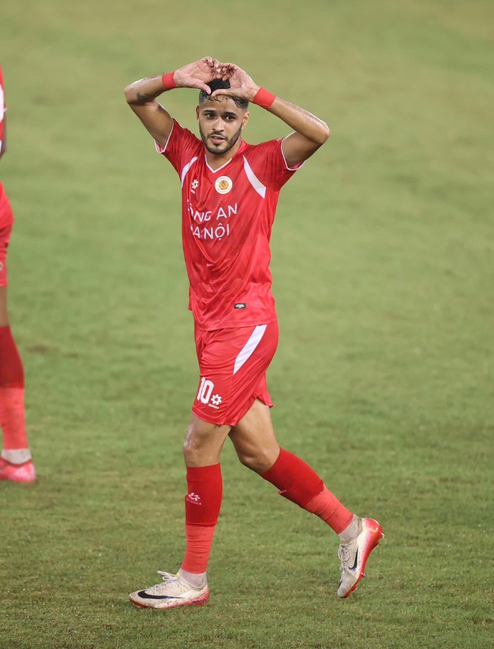 Leo Artur mo ti so cho doi bong nganh Cong an. Anh: Nhat Anh