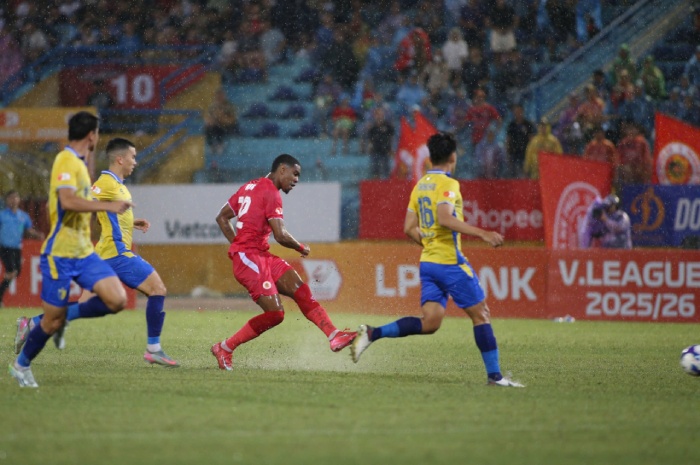 Alan ghi cu dup ban thang cho Cong an Ha Noi. Anh: Minh Dan