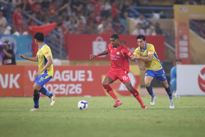 Hanoi Police defeated Hanoi FC 4-2. Photo: Minh Dan