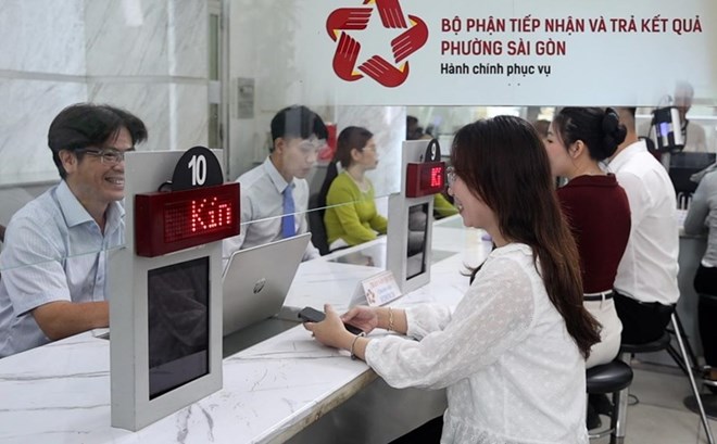 Les fonctionnaires du quartier de Saigon (Ho Chi Minh-Ville) resolvent les procedures administratives pour les citoyens. Photo : Ngoc Anh