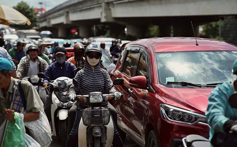 The Northeast gateway of Ho Chi Minh City was blocked all day, people moved in little by little for an hour.