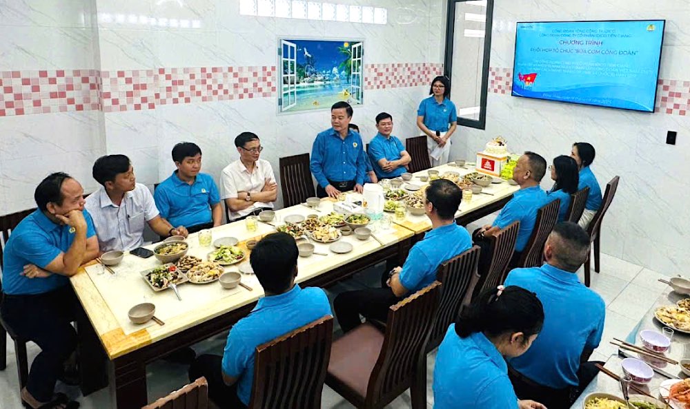 IDICO 총공사 노동조합 직속 노동조합은 전문가와 협력하여 2025년 '노동조합 점심 식사'를 조직합니다. 사진: IDICO 노동조합