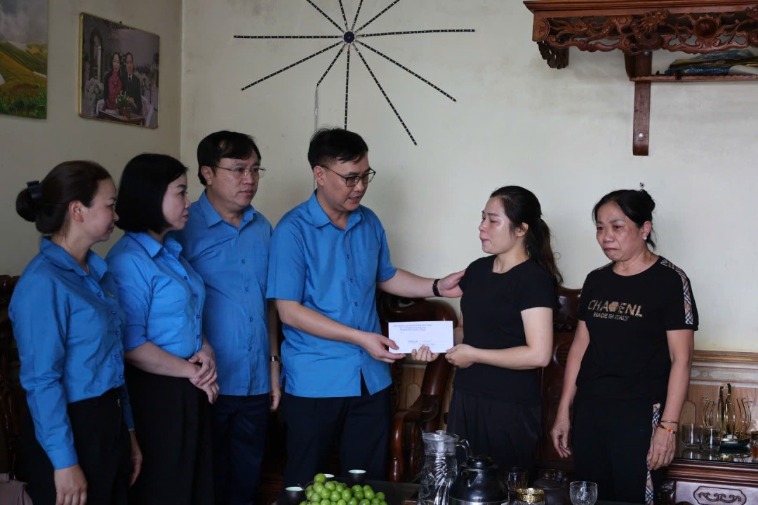 Doan cong tac den tham hoi, dong vien gia dinh doan vien Hoang Thi Huyen. Anh: Quyet Chien