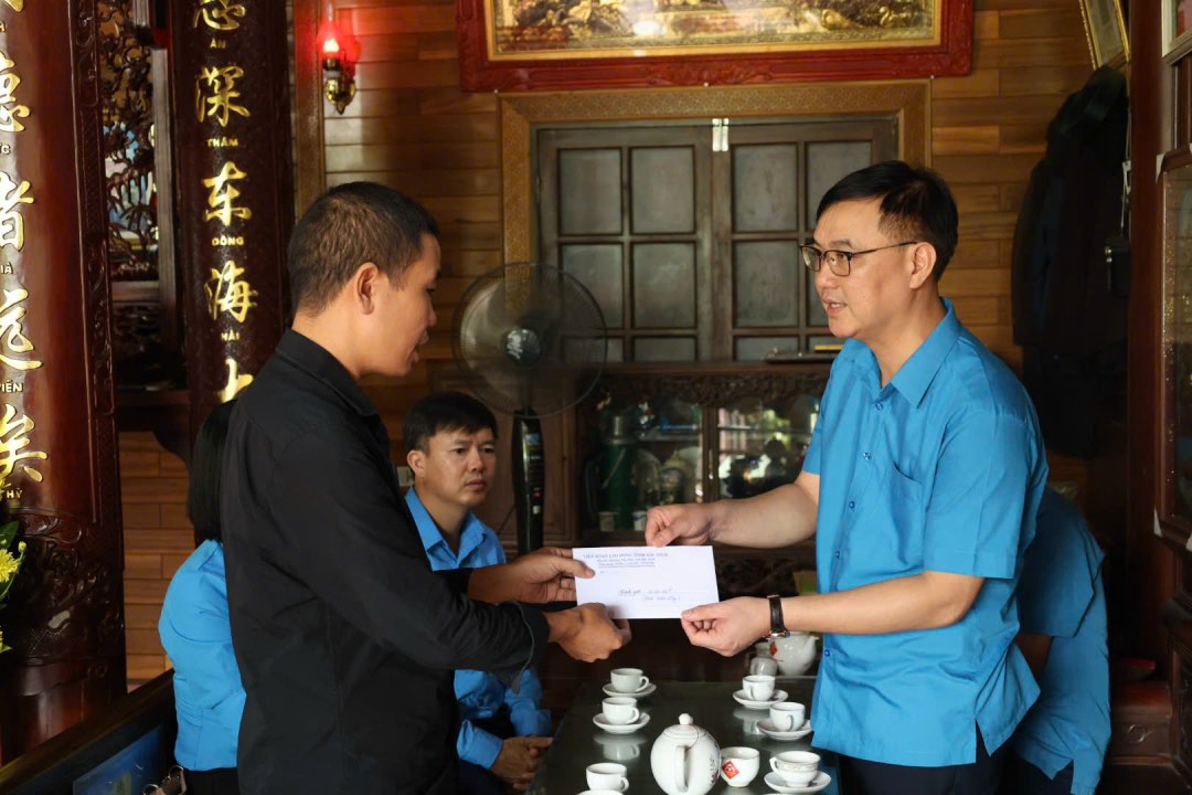 대표단이 Phan Thi Nguyet 씨 가족을 방문하여 위로하고 있습니다. 사진: Quyet Chien