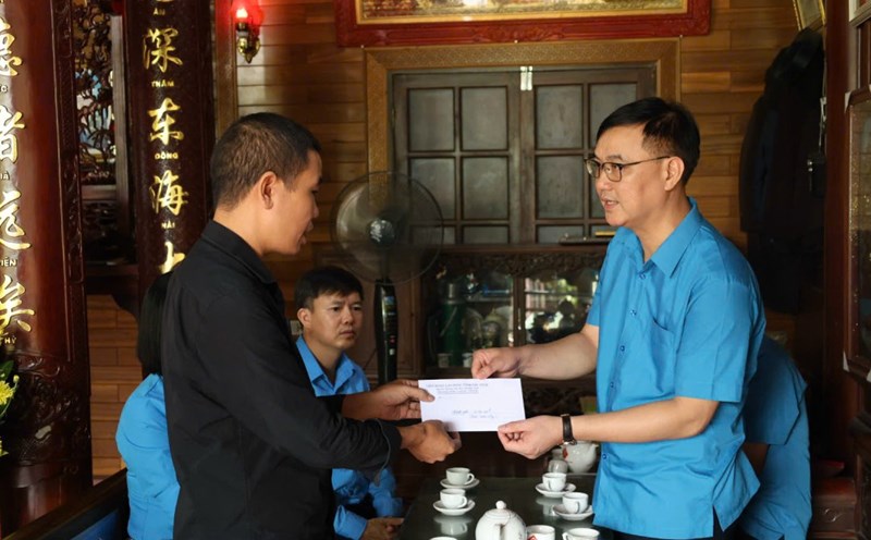 The delegation visited and encouraged Ms. Phan Thi Nguyet's family. Photo: Quyet Chien