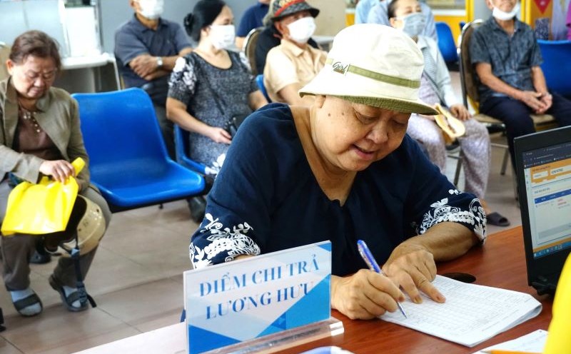 People receiving cash pensions in Ho Chi Minh City will be paid starting from the 10th of each month. Photo: Duc Long