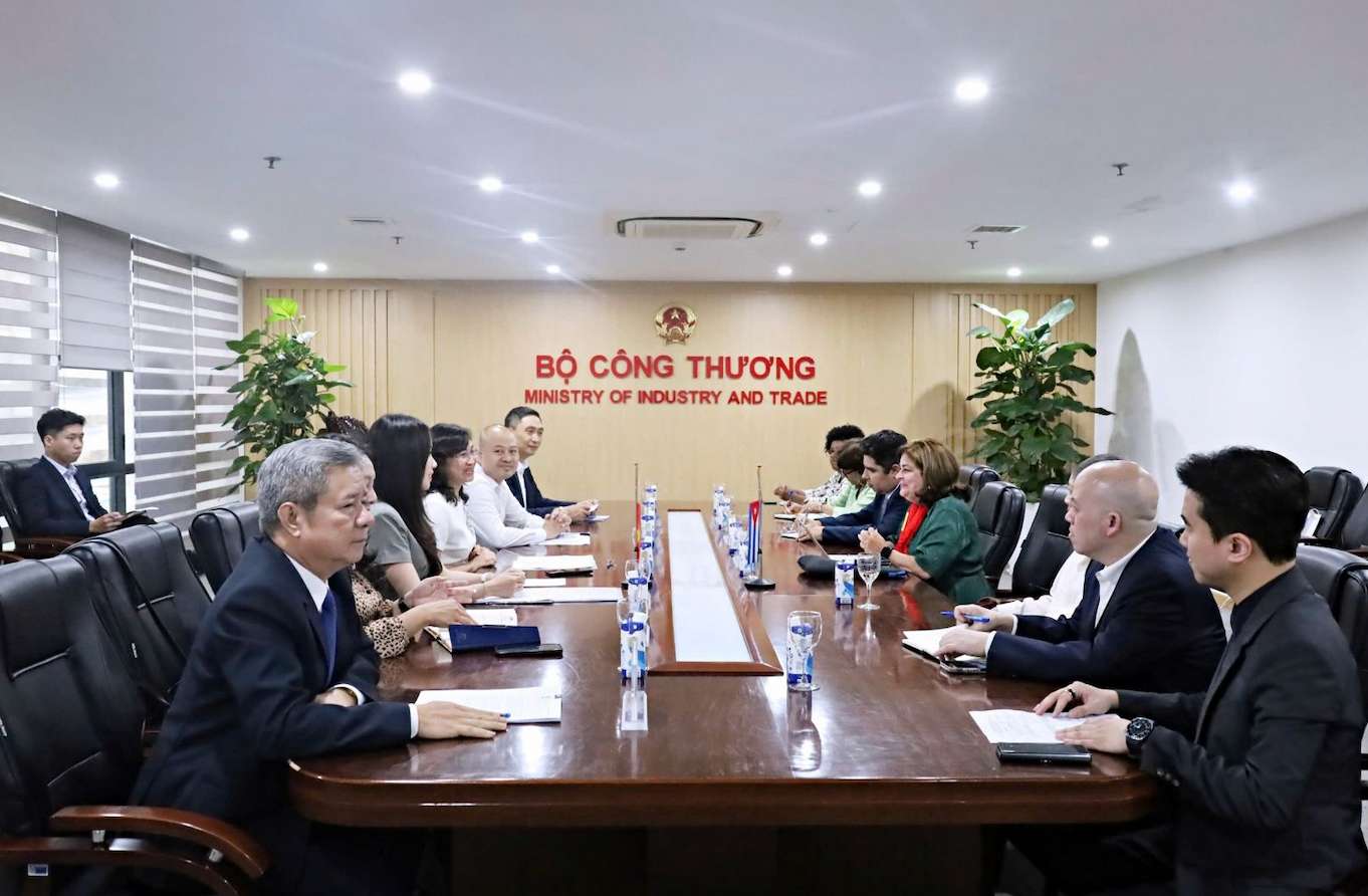 Thu truong Phan Thi Thang don tiep va lam viec voi doan cong tac do Thu truong Bo Ngoai thuong va Dau tu nuoc ngoai Cuba Deborah Rivas Saavedra. Anh: Bo Cong Thuong