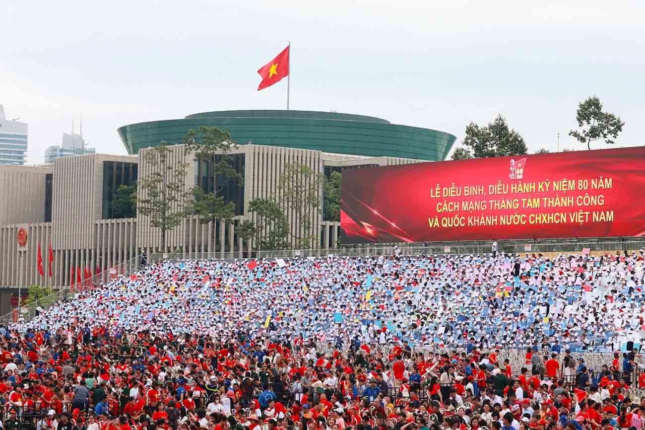 De nombreux delegues et habitants sont presents dans la zone de la place Ba Dinh pour suivre le programme d'aperçu du defile militaire et du defile du 80e anniversaire de la fete nationale le 27 août. Photo : Hai Nguyen