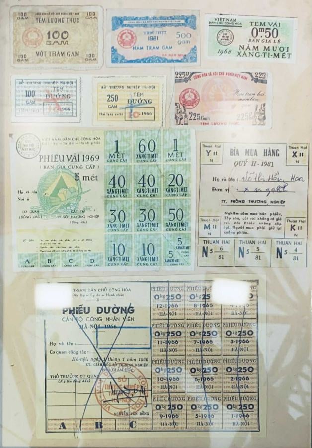 Tem phieu mua thuc pham thoi bao cap. Anh: Mi Lan