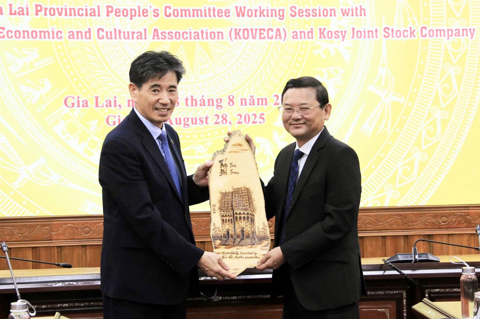 Nguyen Tu Cong Hoang Gia Lai성 인민위원회 부위원장이 권승택 씨에게 기념품을 증정하고 있습니다. 사진: Hoang Thao