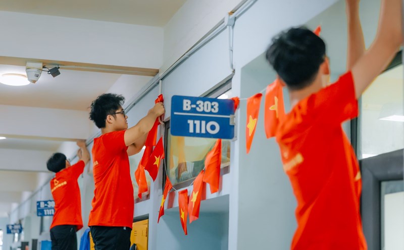 Students of Luong The Vinh Secondary and High School personally decorate their classrooms. Photo: Provided by the school