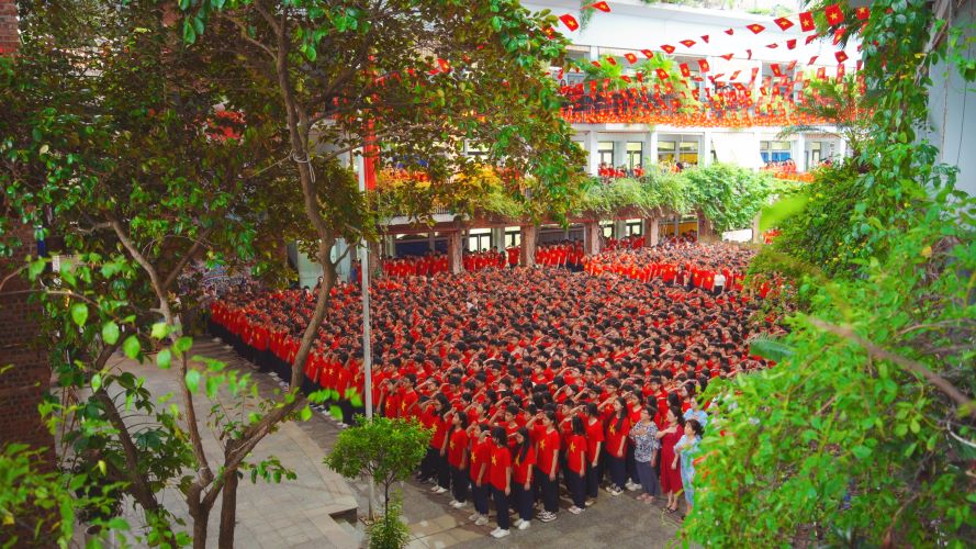 Hoc sinh Truong THCS&THPT Luong The Vinh (Phuong Thanh Liet, Ha Noi) mac ao co do sao vang vao moi thu Hai dau tuan. Anh: Nha truong cung cap