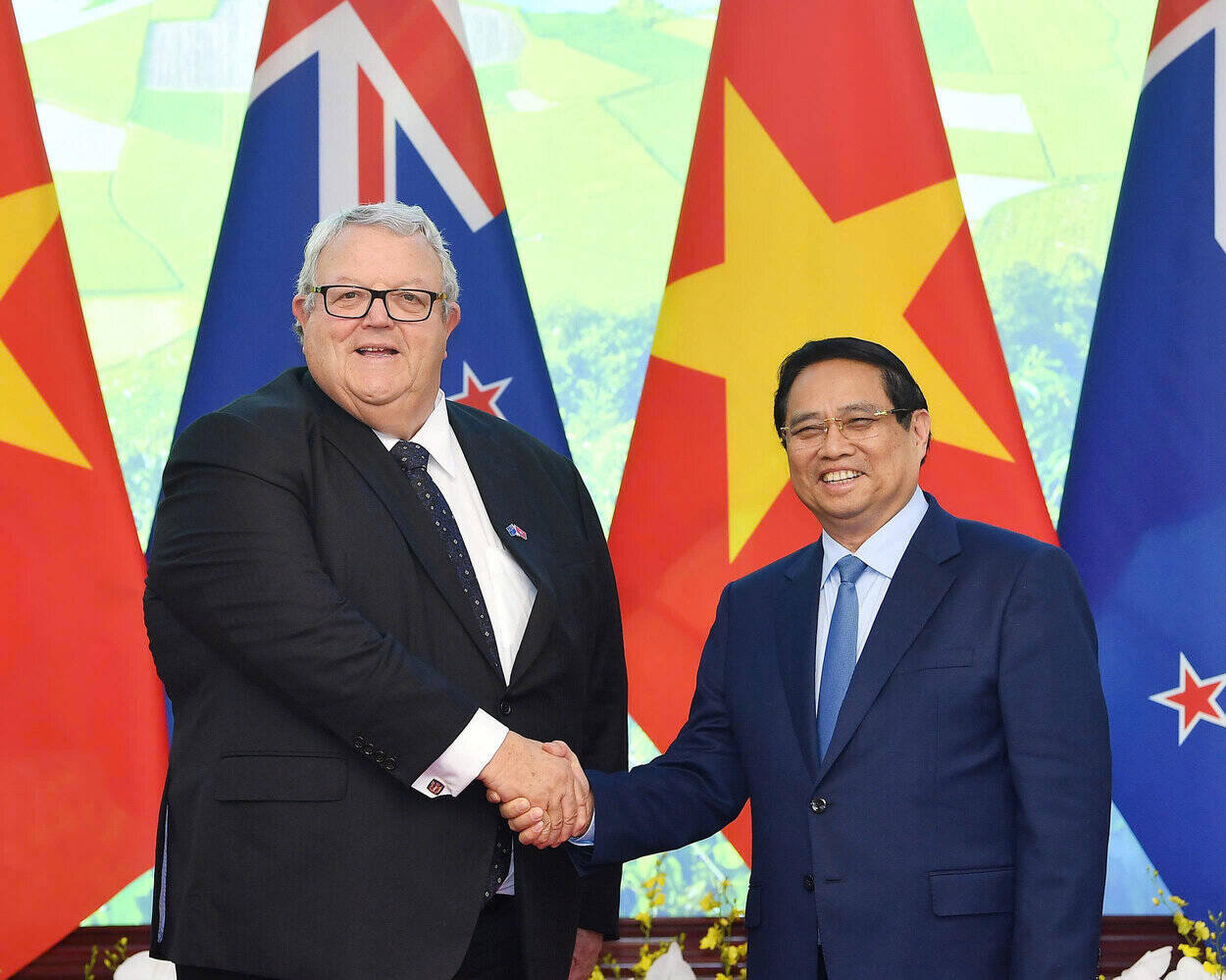 Politburo member and Prime Minister Pham Minh Chinh received New Zealand Speaker Gerry Brownlee. Photo: Hai Nguyen