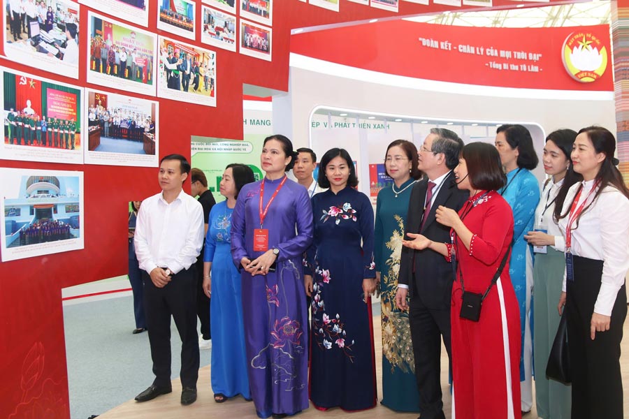 Ha Thi Nga 여사 - 당 중앙위원회 위원 베트남 조국전선 중앙위원회 부위원장이 전시 공간을 방문하고 있습니다. 사진: Hai Nguyen