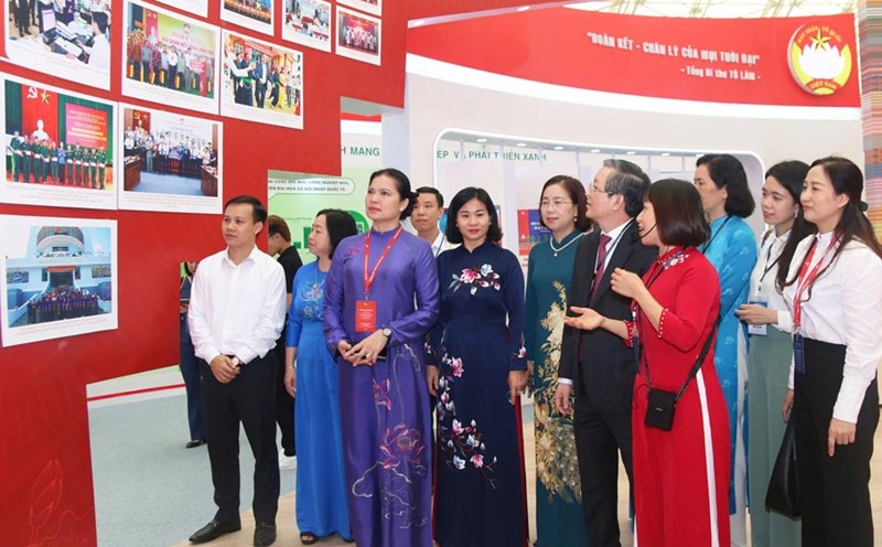 Ms. Ha Thi Nga - Member of the Party Central Committee, Vice President of the Central Committee of the Vietnam Fatherland Front visited the exhibition space. Photo: Hai Nguyen