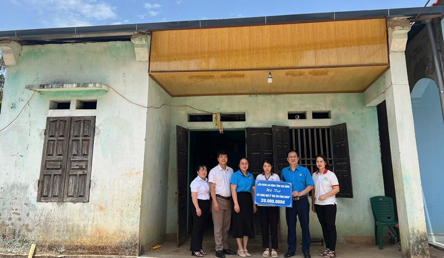 La Federacion Laboral de la provincia de Cao Bang se une a toda la provincia para eliminar las casas temporales y destartaladas a traves del programa 'Casa del Sindicato'. Foto: Nong Quyen