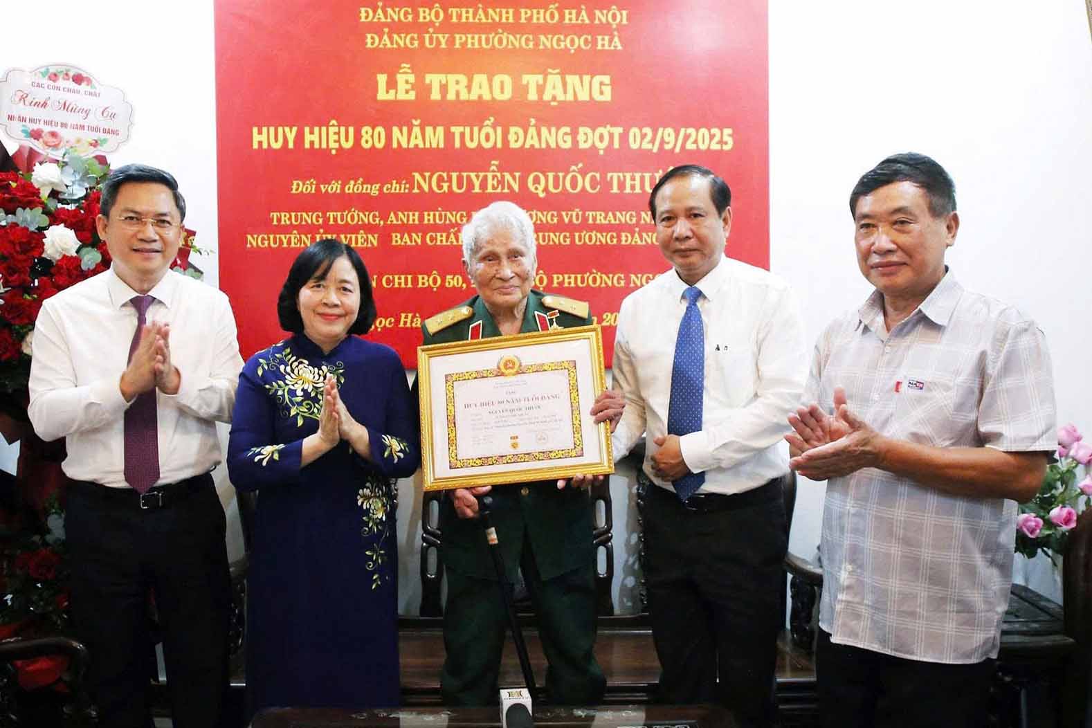 Secretary of the Hanoi Party Committee Bui Thi Minh Hoai presented the 80th Anniversary Party membership badge to Lieutenant General Nguyen Quoc Thuoc. Photo: Viet Thanh