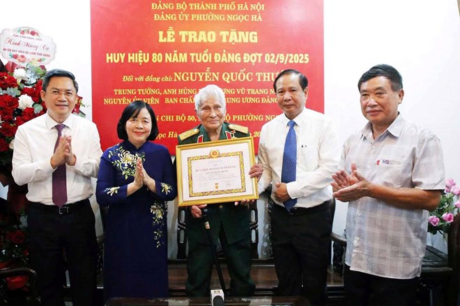 Trung tướng Nguyễn Quốc Thước nhận Huy hiệu 80 năm tuổi Đảng