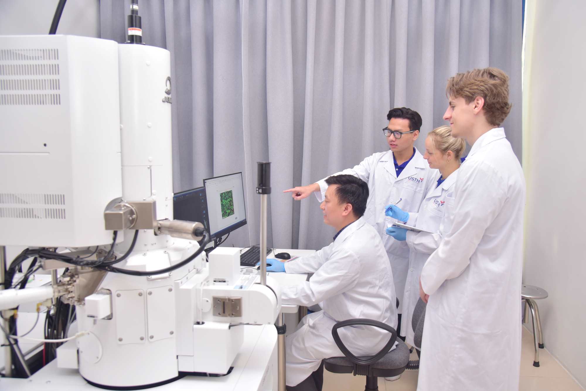 La Resolucion 71-NQ/TW enfatiza que las instituciones nacionales de educacion superior y educacion vocacional son completamente autonomas en terminos de educacion academica personal y financiera sin depender del nivel de autonomia financiera. Tienen derecho a decidir libremente la contratacion de profesores y lideres incluidos extranjeros. Foto: Bich Ha