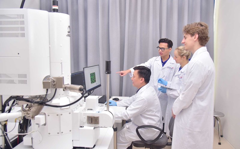 Resolution 71-NQ/TW emphasizes that domestic higher education and vocational education institutions are completely autonomous in terms of academics, personnel, and finance, regardless of the level of financial autonomy. Have the right to decide on the recruitment and appointment of lecturers and leaders, including foreigners. Photo: Bich Ha