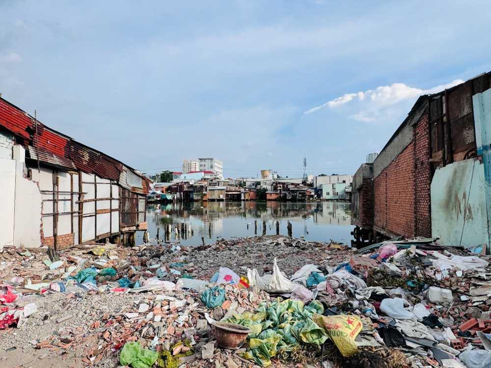 La gente demolio las casas y entrego el terreno para renovar la orilla de Bac Kenh Doi. Foto: Anh Tu
