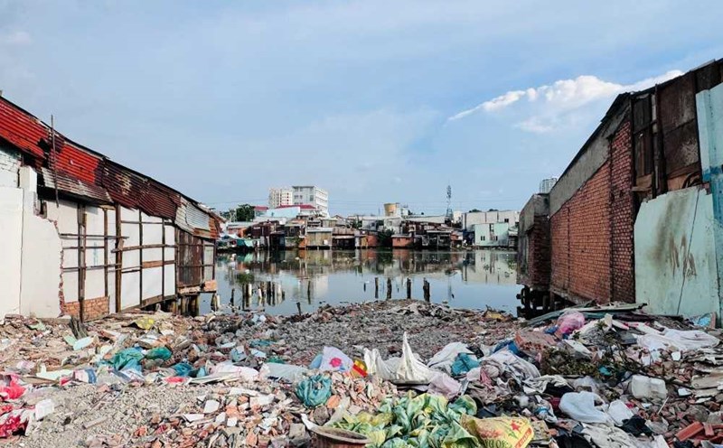 People demolish houses and hand over land to renovate the North bank of the canal. Photo: Anh Tu