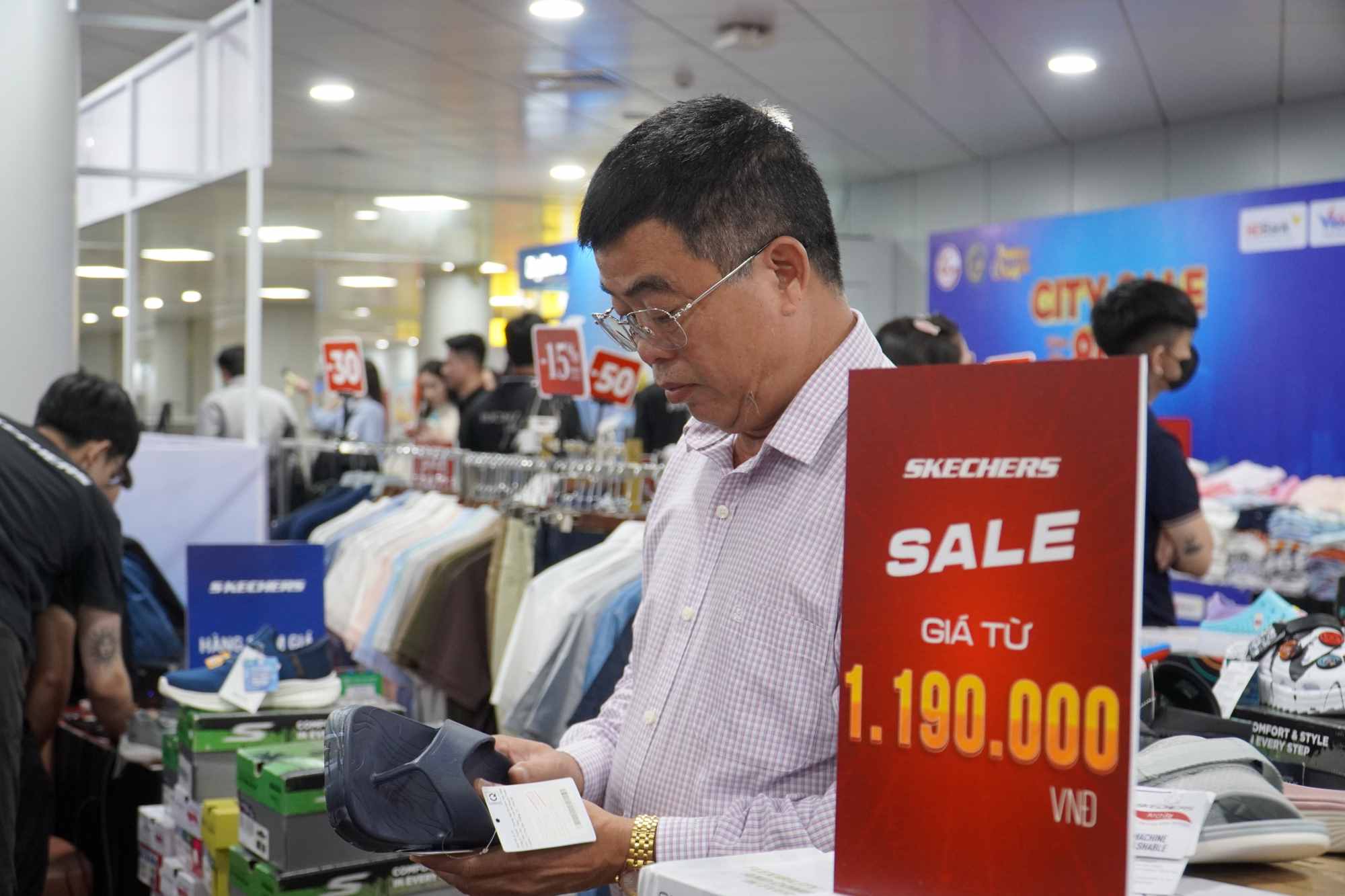 Su kien khuyen mai hang hieu thu hut nguoi dan mua sam. Anh: Ngoc Le