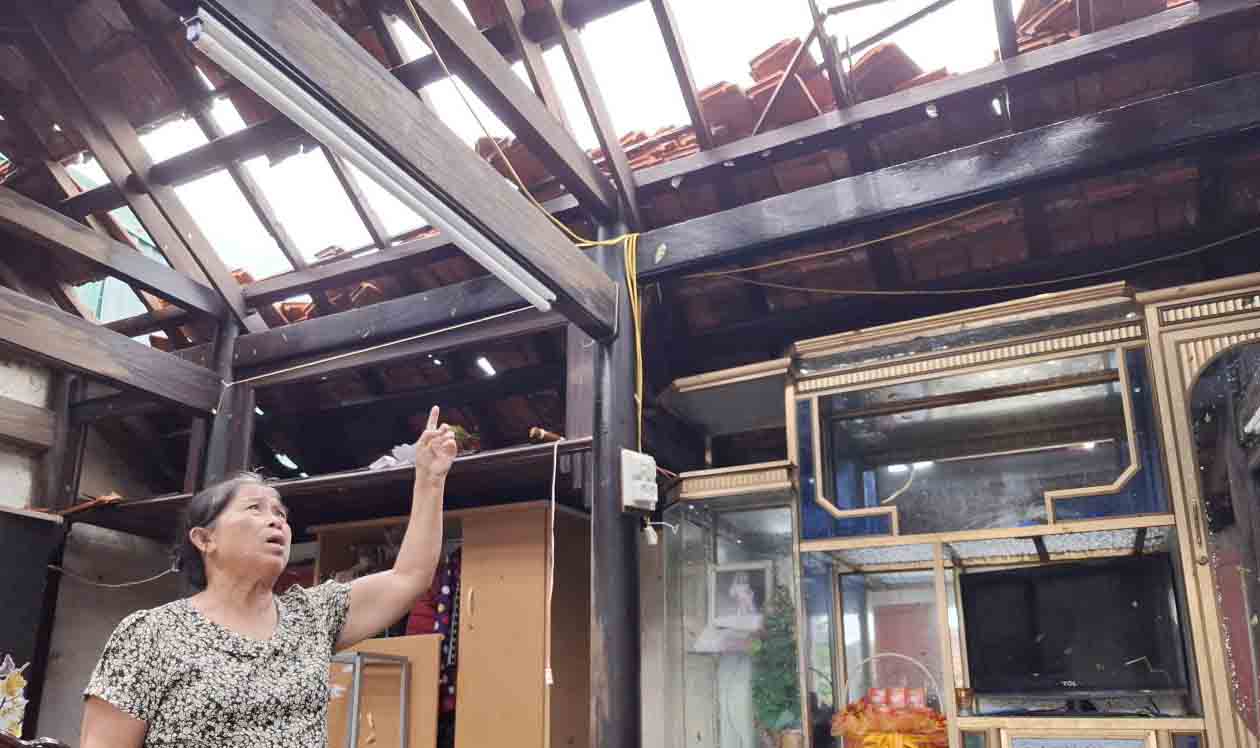 Ms. Toan in Co Dam commune, Ha Tinh province was heartbroken when her house had its roof blown off by storm No. 5. Photo: Tran Tuan.