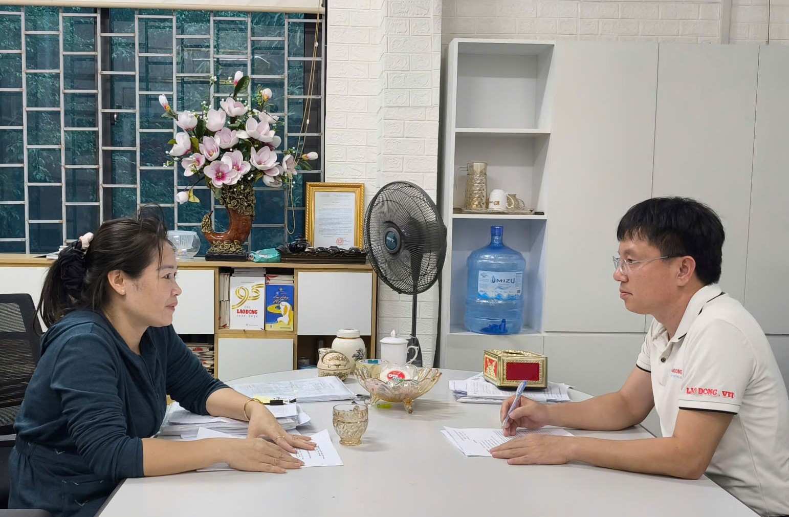 Bà Thái Thị Thảo (bìa trái), kế toán viên Công ty Cổ phần Cấp nước Yên Thành cảm ơn báo Lao Động đã bảo vệ quyền lợi cho người lao động. Ảnh: Ngọc Anh