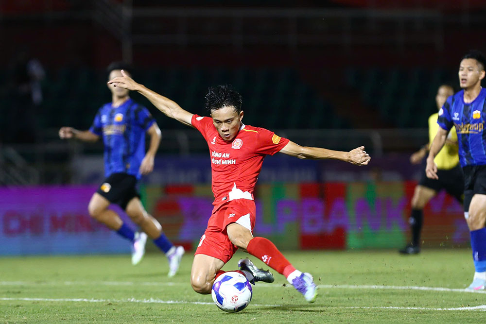 Tuong chung cau lac bo Cong an TPHCM da co ban mo ti so o phut 25 khi Duc Phu thoat xuong toc do, sau do chuyen thuan loi cho Van Toan (anh). Tuy nhien, Van Toan lai dut diem ra ngoai dang tiec o the doi mat.