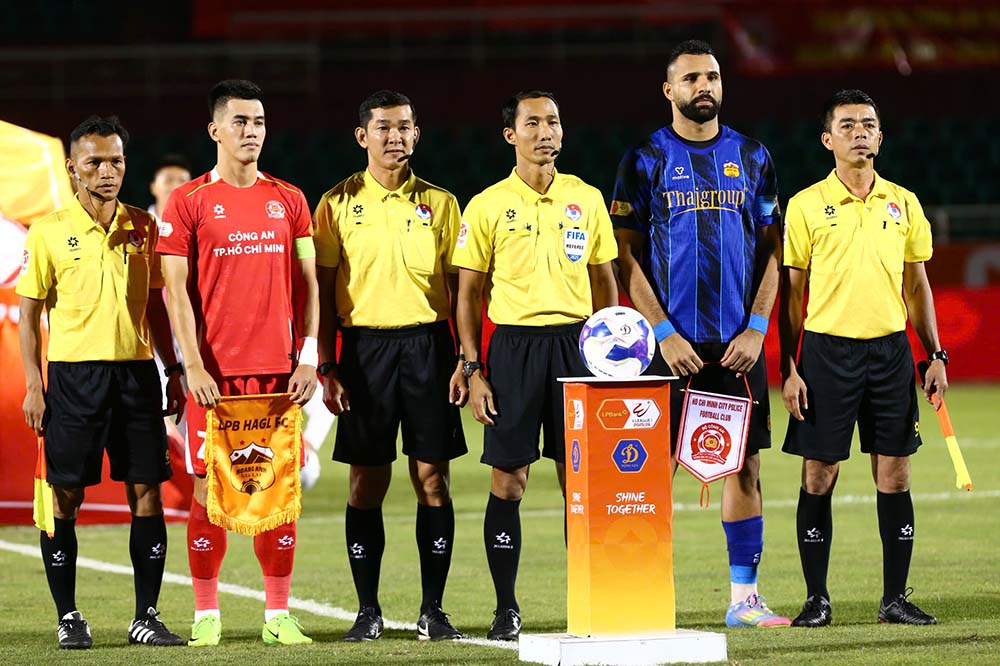 Toi 28.8, cau lac bo Cong an TPHCM (ao do) co cuoc tiep don Hoang Anh Gia Lai (ao xanh den) o luot tran vong 3 giai LPBank V.League 2025-2026.