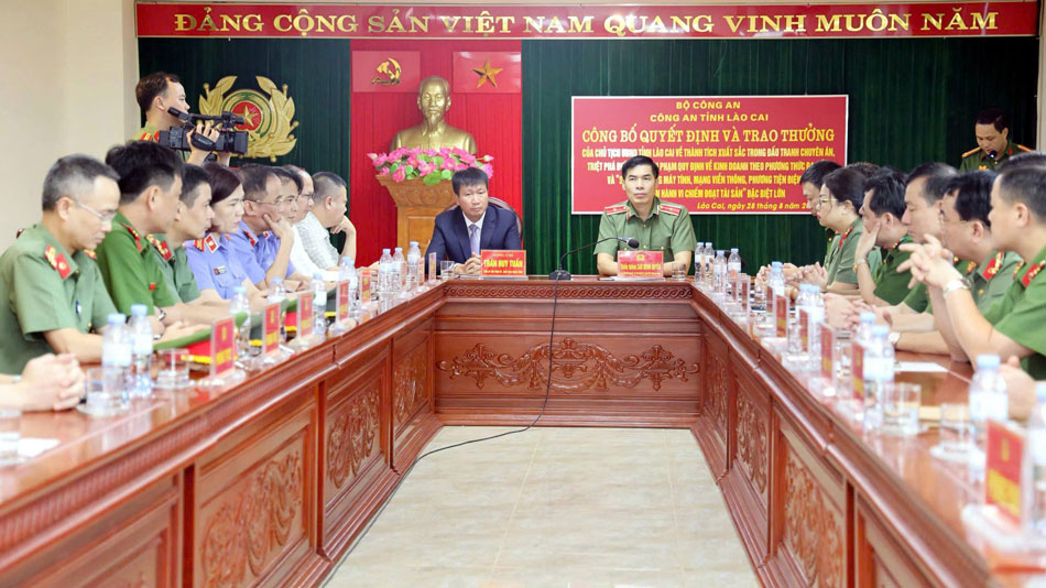 Toàn cảnh buổi lễ khen thưởng. Ảnh: Tống Huệ