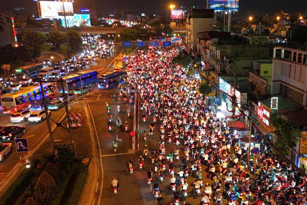 Traffic congestion lasts from afternoon to evening around Binh Trieu Bridge area. Photo: Anh Tu