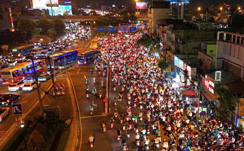 Traffic congestion lasts from afternoon to evening around Binh Trieu Bridge area. Photo: Anh Tu
