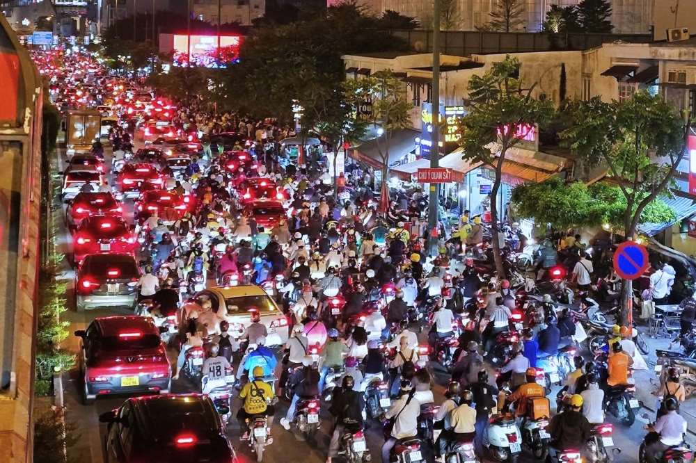 Dong xe ken dac tren doc cau Binh Trieu 1 huong ra duong Pham Van Dong luc toi 28.8. Ảnh: Binh Thanh