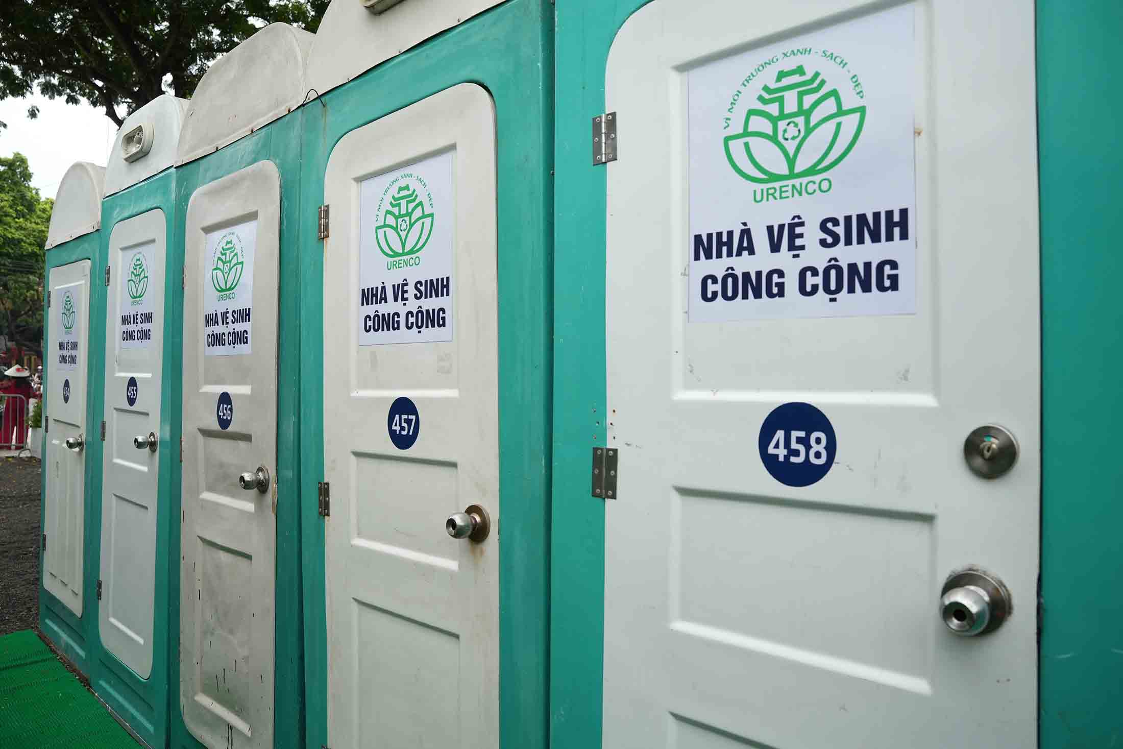 モバイルパブリックトイレは、お祝い、パレード、および3月80年のナショナルデーの間に人々にサービスを提供するために、Ong Ich Khiem Street（Hanoi）に設置されました。写真：波