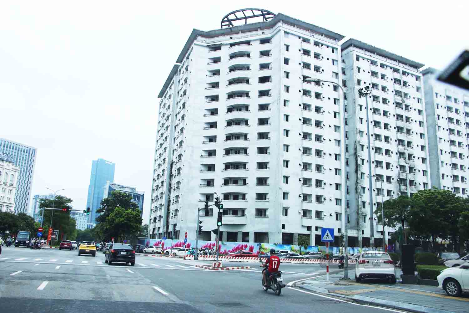 Located in a prime location, in the center of Cau Giay ward, the N01 resettlement house has been unfinished for many years. Photo: Nguyen Tung