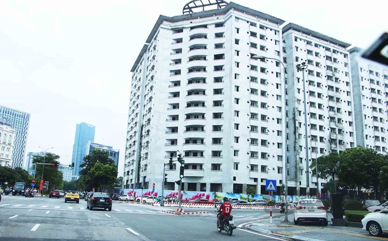 Located in a prime location, in the center of Cau Giay ward, the N01 resettlement house has been unfinished for many years. Photo: Nguyen Tung