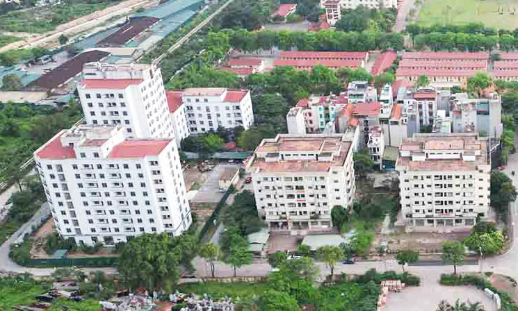 Mot khu nha tai dinh cu tai TP Ha Noi bi bo khong nhieu nam. Anh: Huu Chanh.
