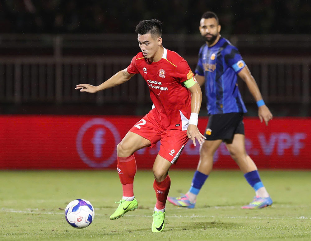 Tien Linh bo lo nhieu co hoi truoc Hoang Anh Gia Lai. Anh: Thanh Vu