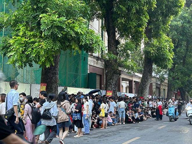 Khan gia xep hang dai qua nhieu con pho quanh khu vuc Nha hat Lon (Ha Noi). Anh: Quynh An