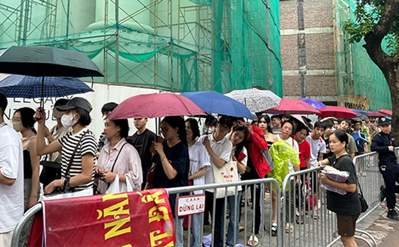 The audience waited in the rain to queue up to get free tickets for the national concert. Photo: Quynh An