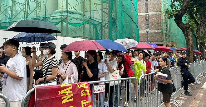 Khan gia doi mua xep hang cho lay ve concert quoc gia. Anh: Quynh An
