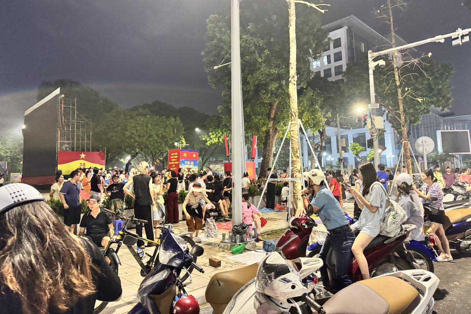 Nhieu nguoi dan den xe