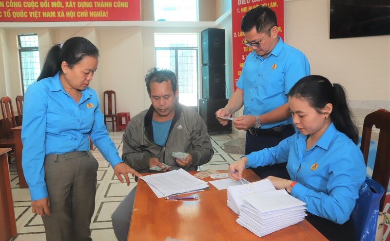 Lam Dong Provincial Trade Union strives to find solutions to support livelihoods, helping workers overcome difficulties to improve their lives. Photo: Lam Duc